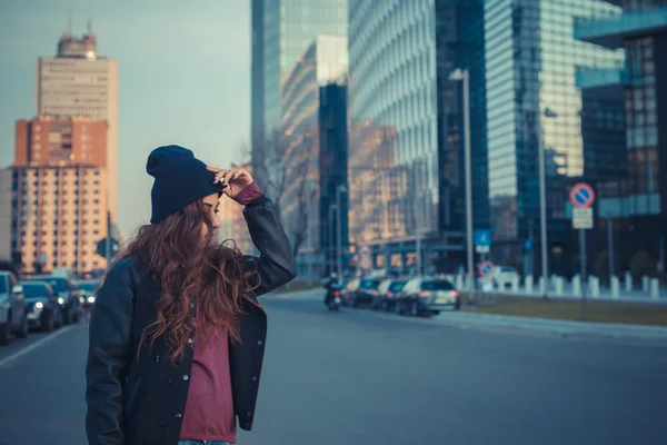 Bella ragazza in posa in un contesto urbano — Foto Stock