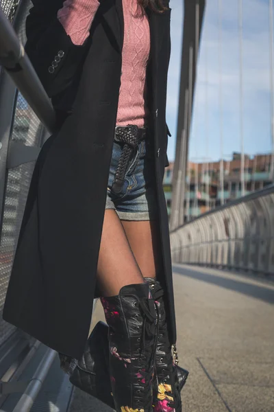 Détail d'une belle jeune brune posant sur un pont — Photo