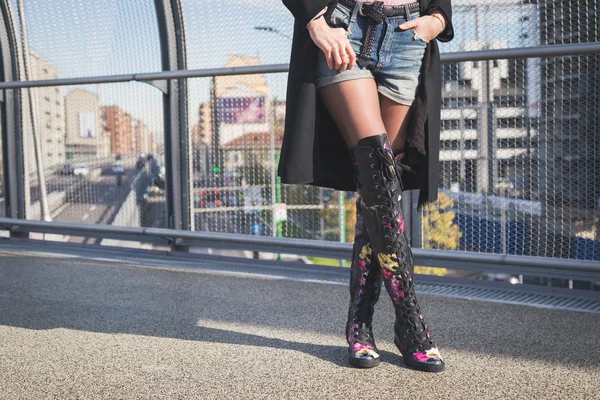 Detail van een mooie jonge brunette die zich voordeed op een brug — Stockfoto