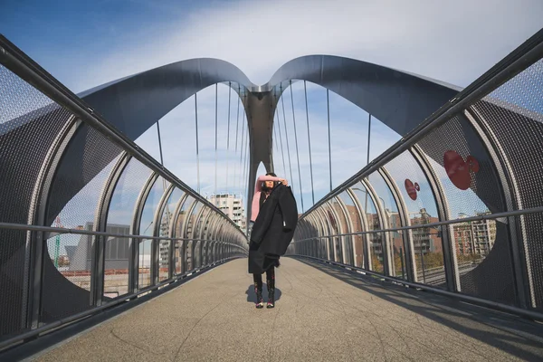 Bella giovane bruna in posa su un ponte — Foto Stock