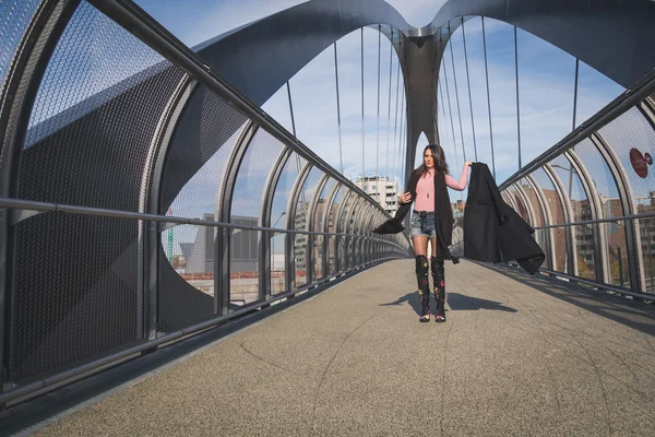 橋の上でポーズ美しい若いブルネット — ストック写真