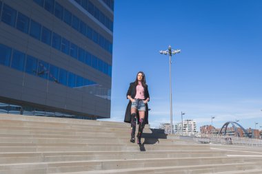 Şehir sokaklarını poz güzel genç esmer