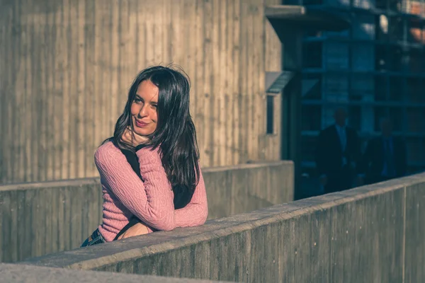 Hermosa joven morena posando en las calles de la ciudad — Foto de Stock