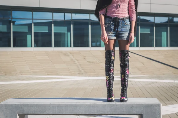 Detail van een mooie jonge vrouw permanent op een bankje — Stockfoto