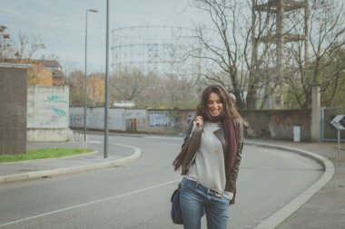 Şehir sokaklarını poz güzel genç esmer