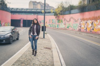 Şehir sokaklarını poz güzel genç esmer