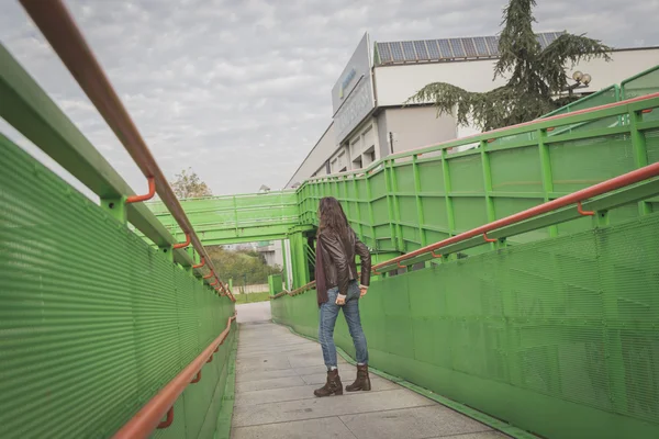 Hermosa joven morena posando en un puente — Foto de Stock