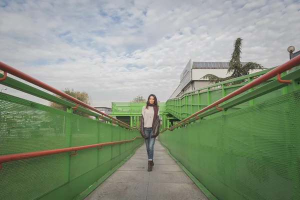 Linda jovem morena posando em uma ponte — Fotografia de Stock