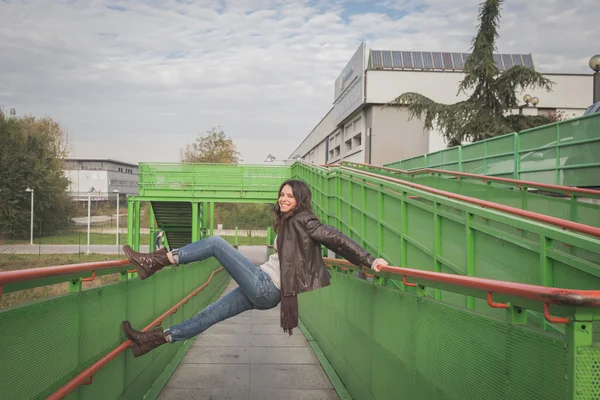 Belle jeune brune posant sur un pont — Photo