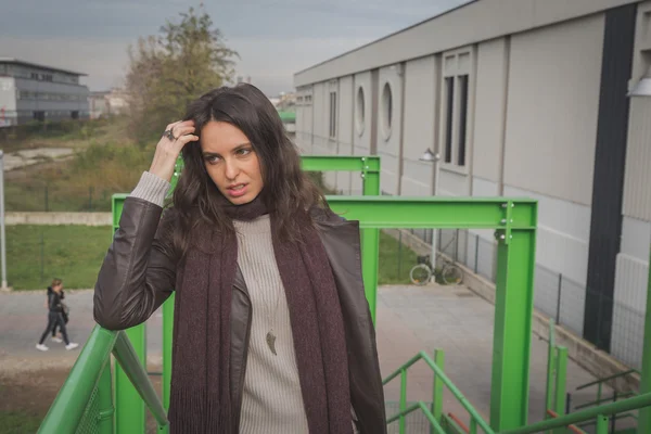 Beautiful young brunette posing in the city streets — Stock Photo, Image