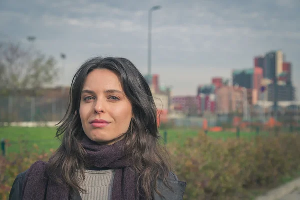 Linda jovem morena posando nas ruas da cidade — Fotografia de Stock