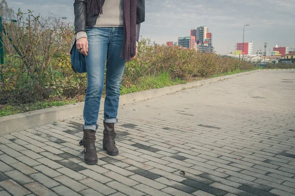 Detail of a young woman posing in the city streets — Stock Photo, Image