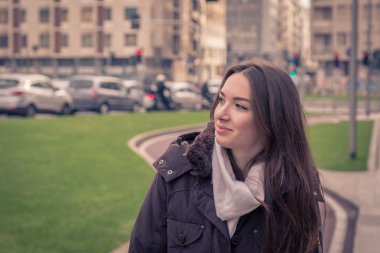 Genç güzel kız şehir sokaklarda poz