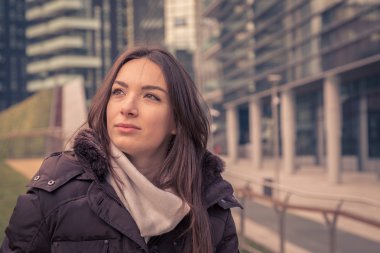 Genç güzel kız şehir sokaklarda poz