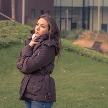 Genç güzel kız şehir sokaklarda poz