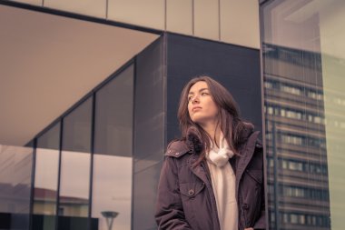 Genç güzel kız şehir sokaklarda poz