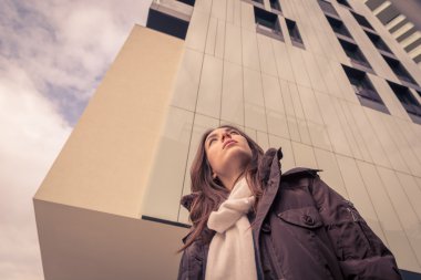 Genç güzel kız şehir sokaklarda poz