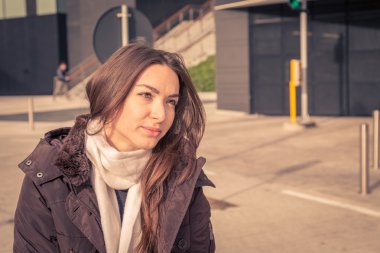 Genç güzel kız şehir sokaklarda poz