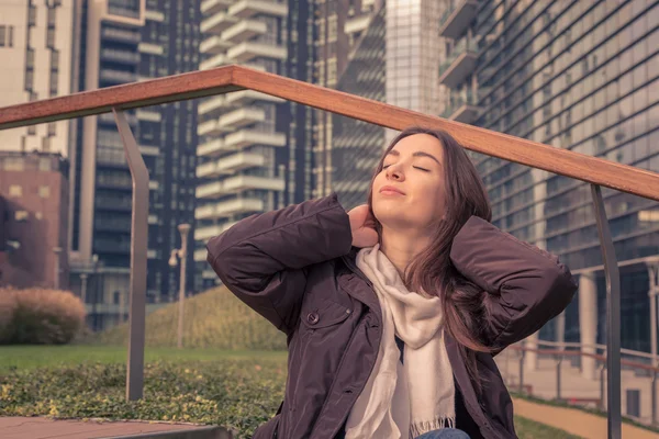 Young beautiful girl posing in the city streets — Stock Photo, Image