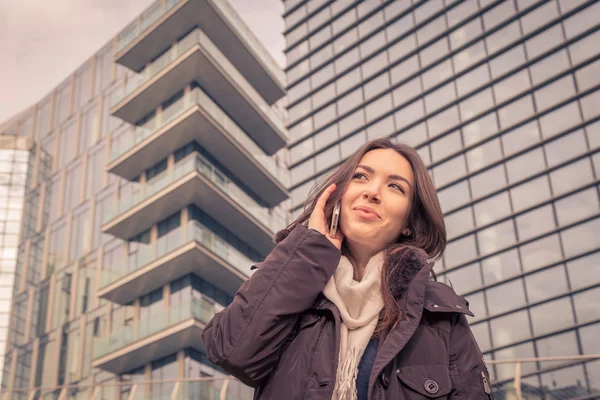 Ung vacker tjej prata telefon på stadens gator — Stockfoto