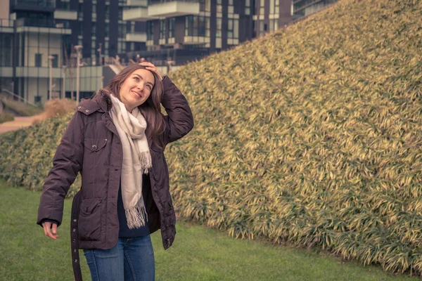 Jeune belle fille posant dans les rues de la ville — Photo