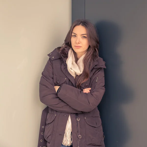 Young beautiful girl posing in the city streets — Stock Photo, Image