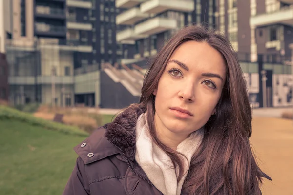 Jeune belle fille posant dans les rues de la ville — Photo