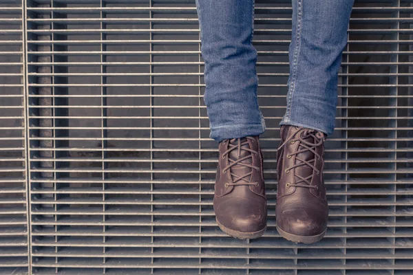 Деталь ног с джинсами и обувью — стоковое фото