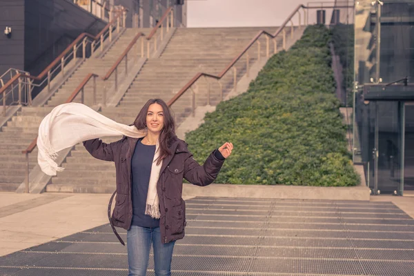 Giovane bella ragazza in posa nelle strade della città — Foto Stock