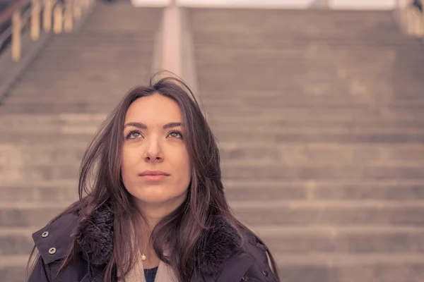 Menina bonita jovem posando nas ruas da cidade — Fotografia de Stock