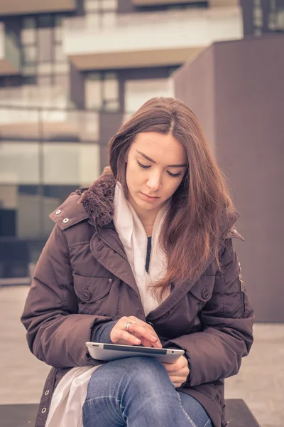 Junges schönes Mädchen arbeitet mit ihrem Tablet — Stockfoto