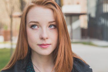 Güzel kız şehir sokaklarda poz