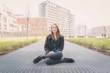 Güzel kız şehir sokaklarda poz