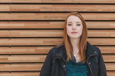 Güzel kız şehir sokaklarda poz