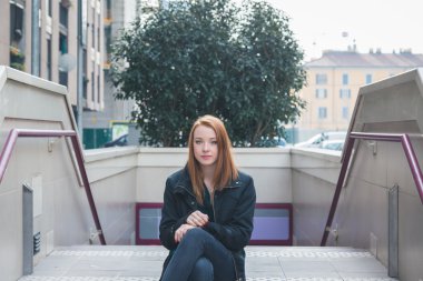 Güzel kız şehir sokaklarda poz