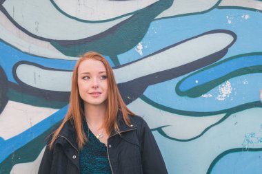 Güzel kız şehir sokaklarda poz