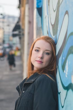 Güzel kız şehir sokaklarda poz