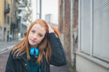 Güzel kız şehir sokaklarda poz