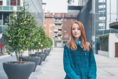 Güzel kız şehir sokaklarda poz