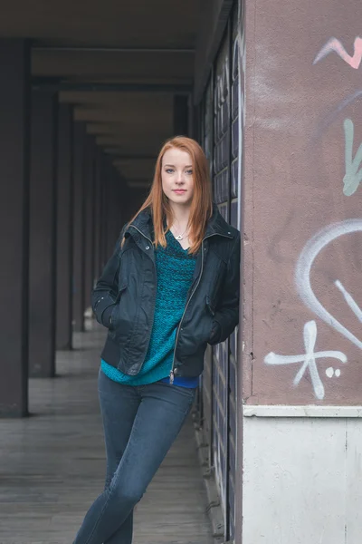 Menina bonita posando nas ruas da cidade — Fotografia de Stock