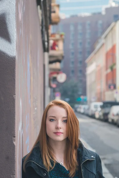 Beautiful girl posing in the city streets — Stock Photo, Image