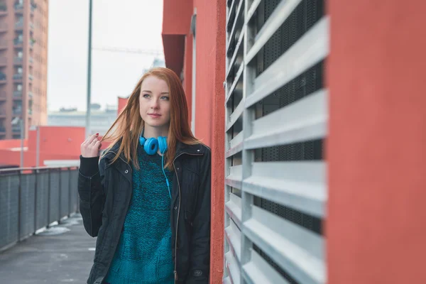 Beautiful girl posing in the city streets — Stock Photo, Image