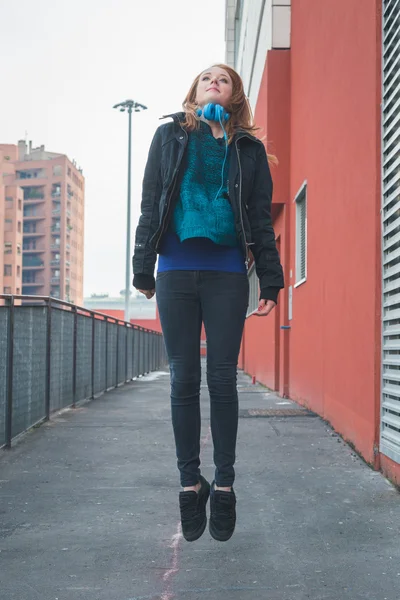 Beautiful girl jumping in the city streets — Stock Photo, Image