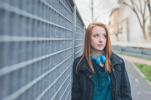 Belle fille posant dans les rues de la ville — Photo