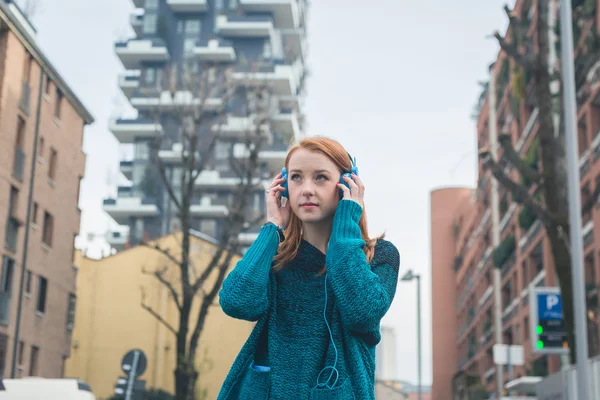 Menina bonita ouvindo música nas ruas da cidade — Fotografia de Stock