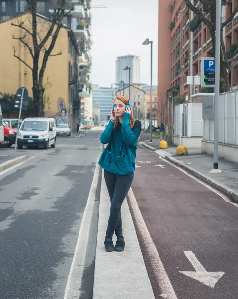 Bella ragazza che ascolta musica per le strade della città — Foto Stock