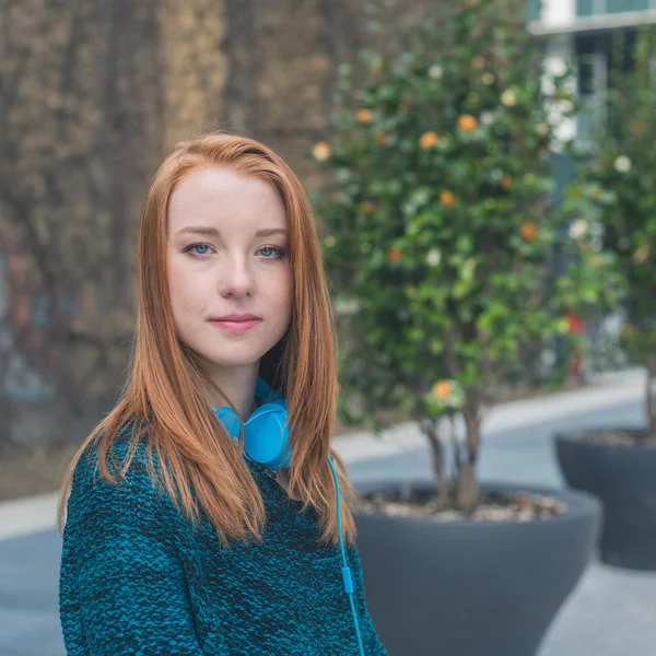 Mooi meisje poseren in de straten van de stad — Stockfoto