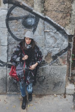 Şehir sokaklarını poz güzel genç esmer
