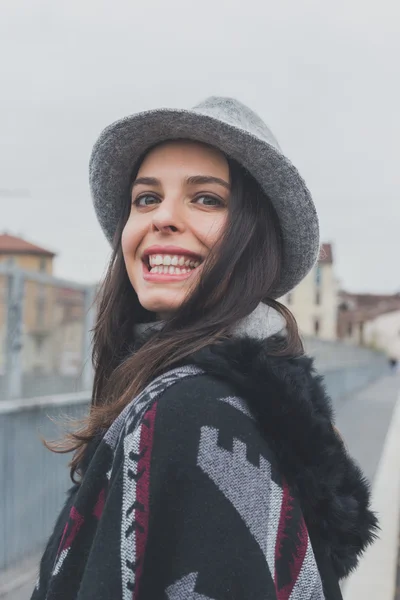 Mooie jonge brunette poseren in de straten van de stad — Stockfoto