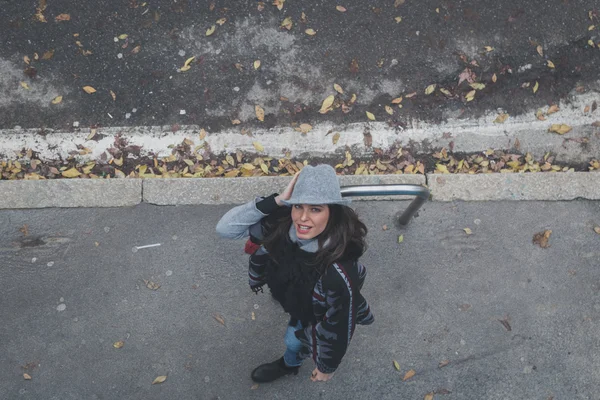 Bovenaanzicht van een mooie jonge brunette poseren in de straten van de stad — Stockfoto